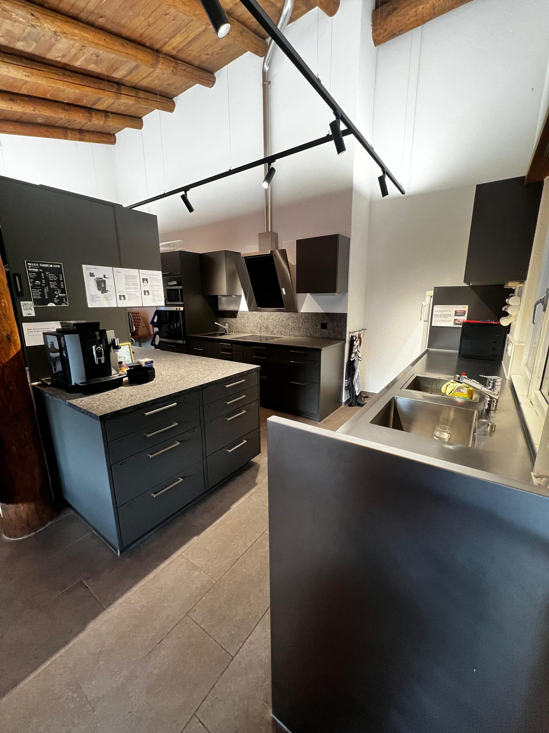 Küche Pers. Eingangstüre